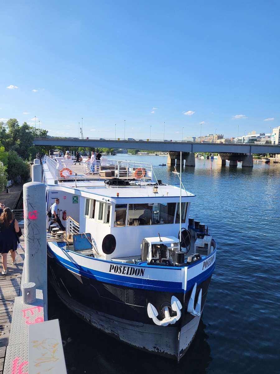 poséidon, le bateau de croisières en seine